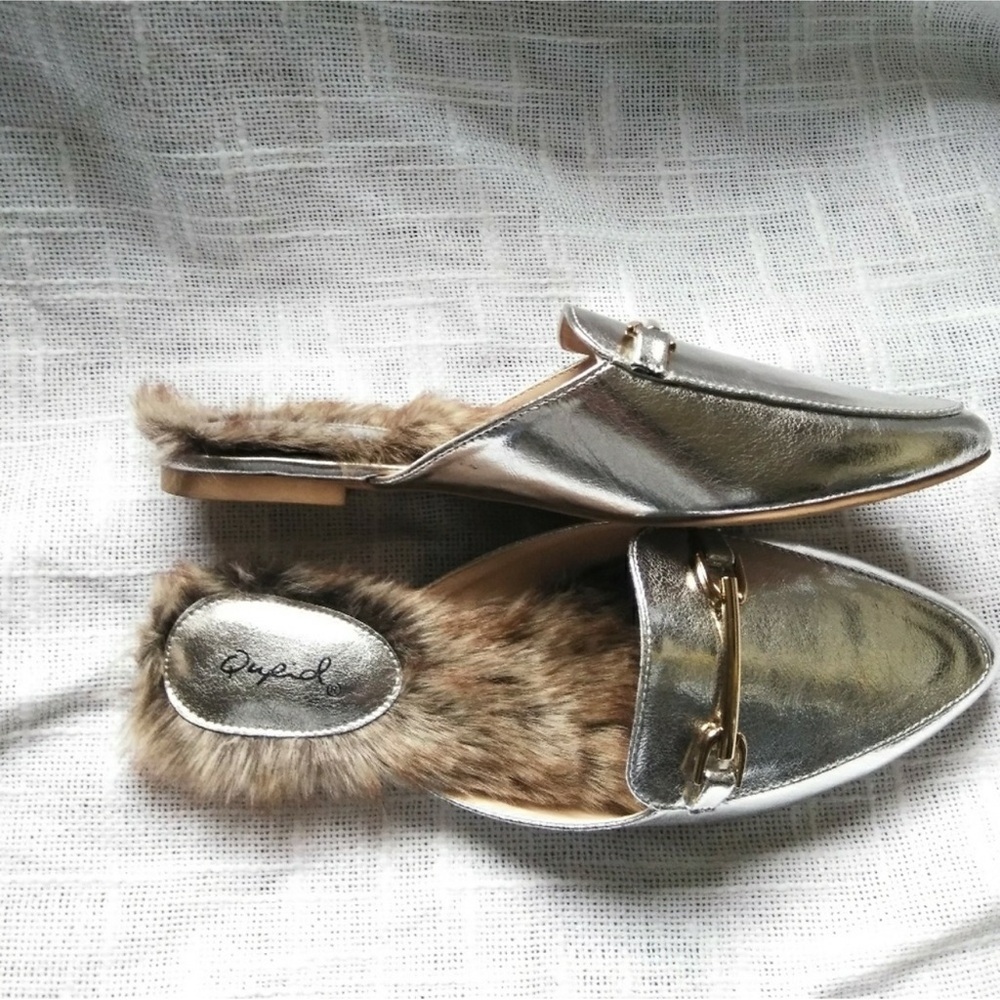 New in Box Silver Faux Fur Mules Slides By Quipid Size 6.5!
